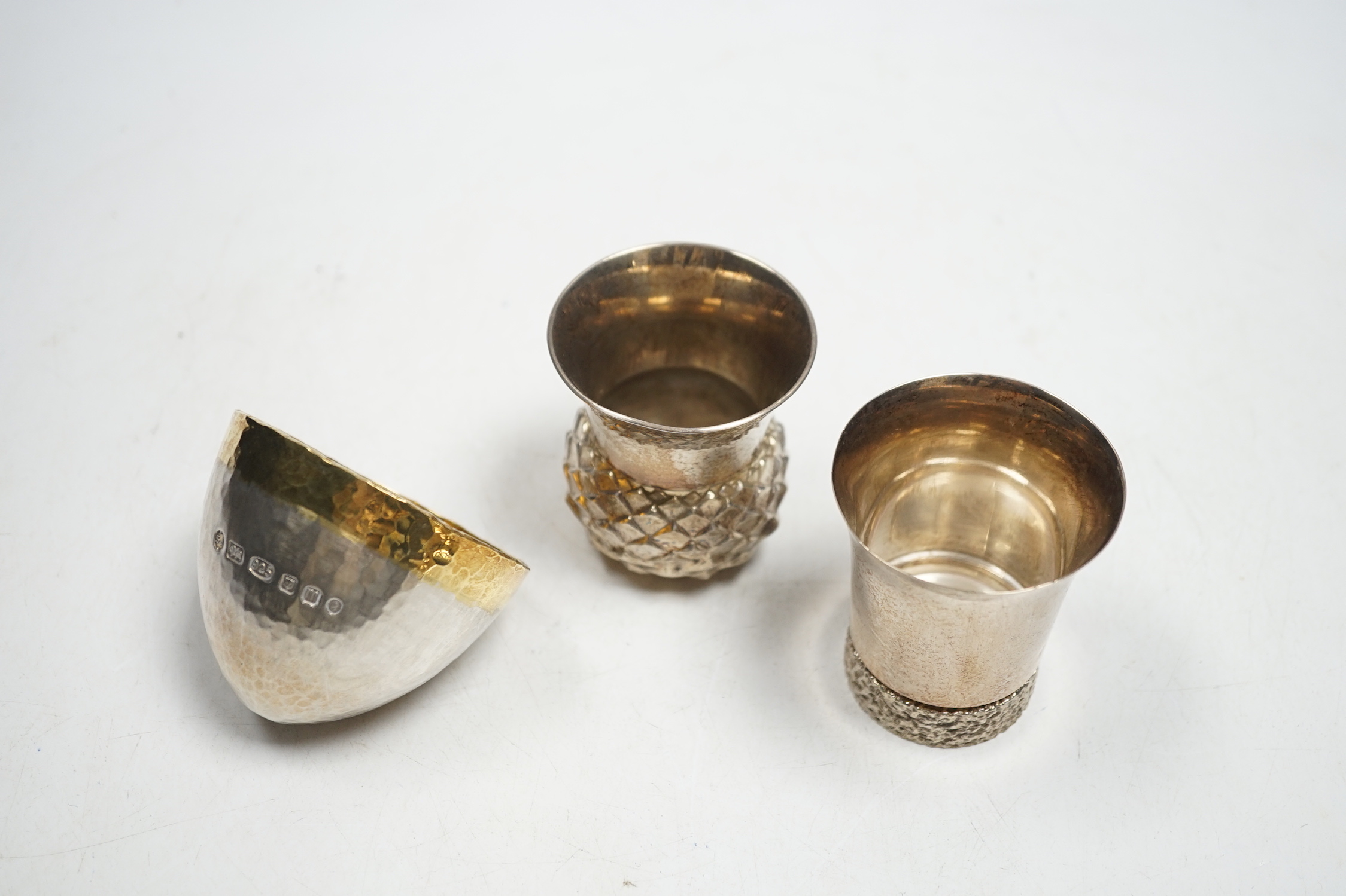 A modern parcel gilt silver tumbler cup, maker Stuart Jenkins, London, 2011 and two modern silver small vases, 10.9oz.